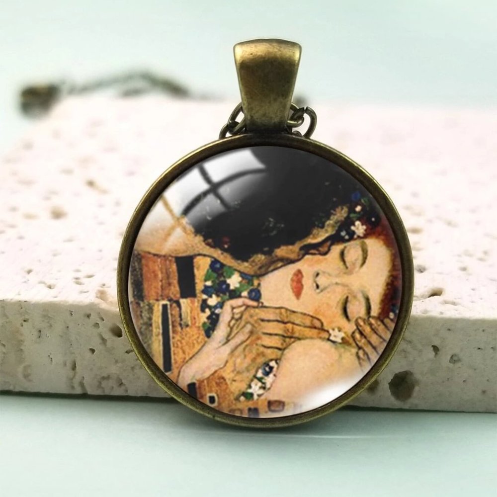 Artsy Cool Pendant of the Famous Gustav Klimt Art "the Kiss" Pendant Jewelry